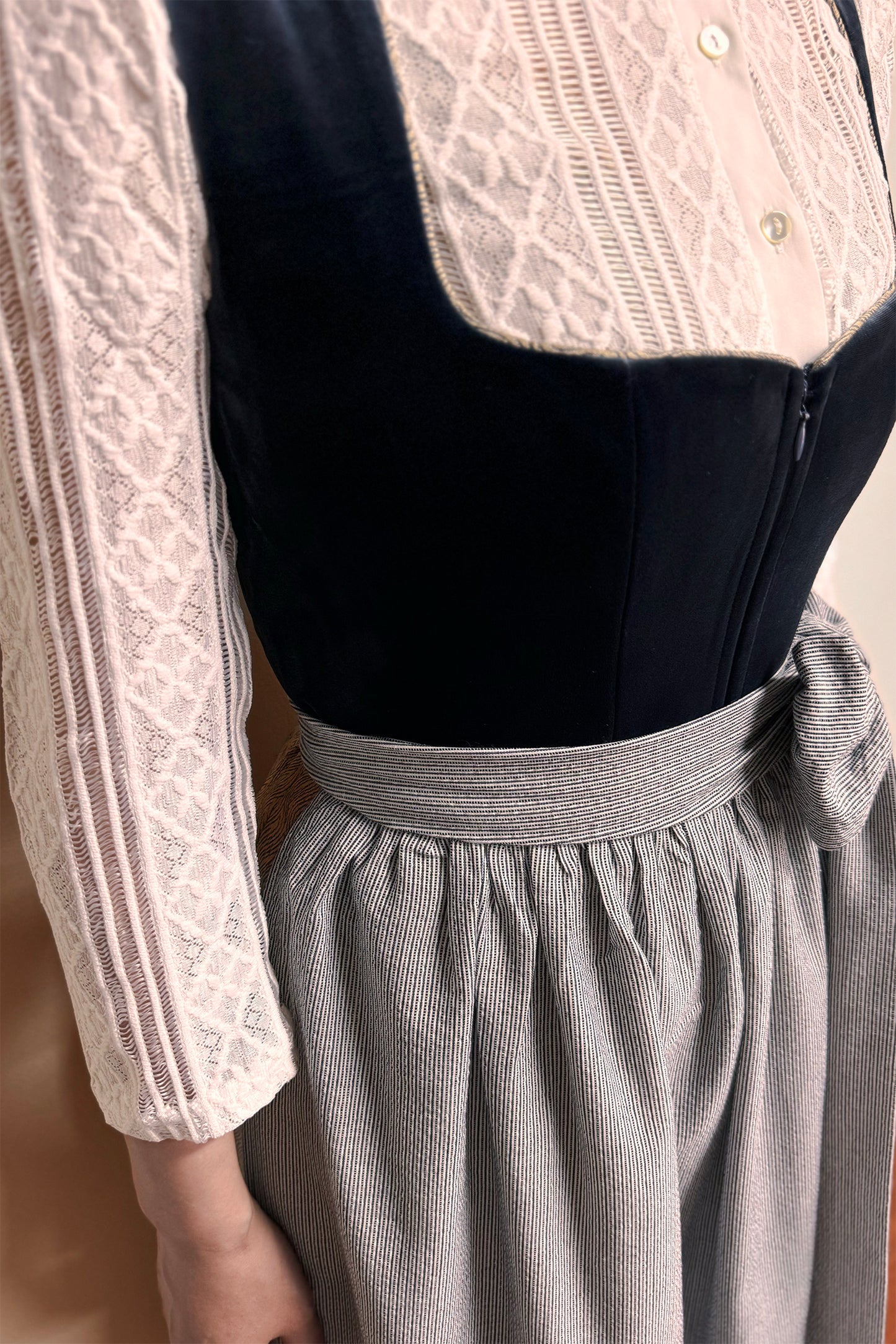 Dustyblau Samt Dirndl mit Gemusterter Rock in Yellow