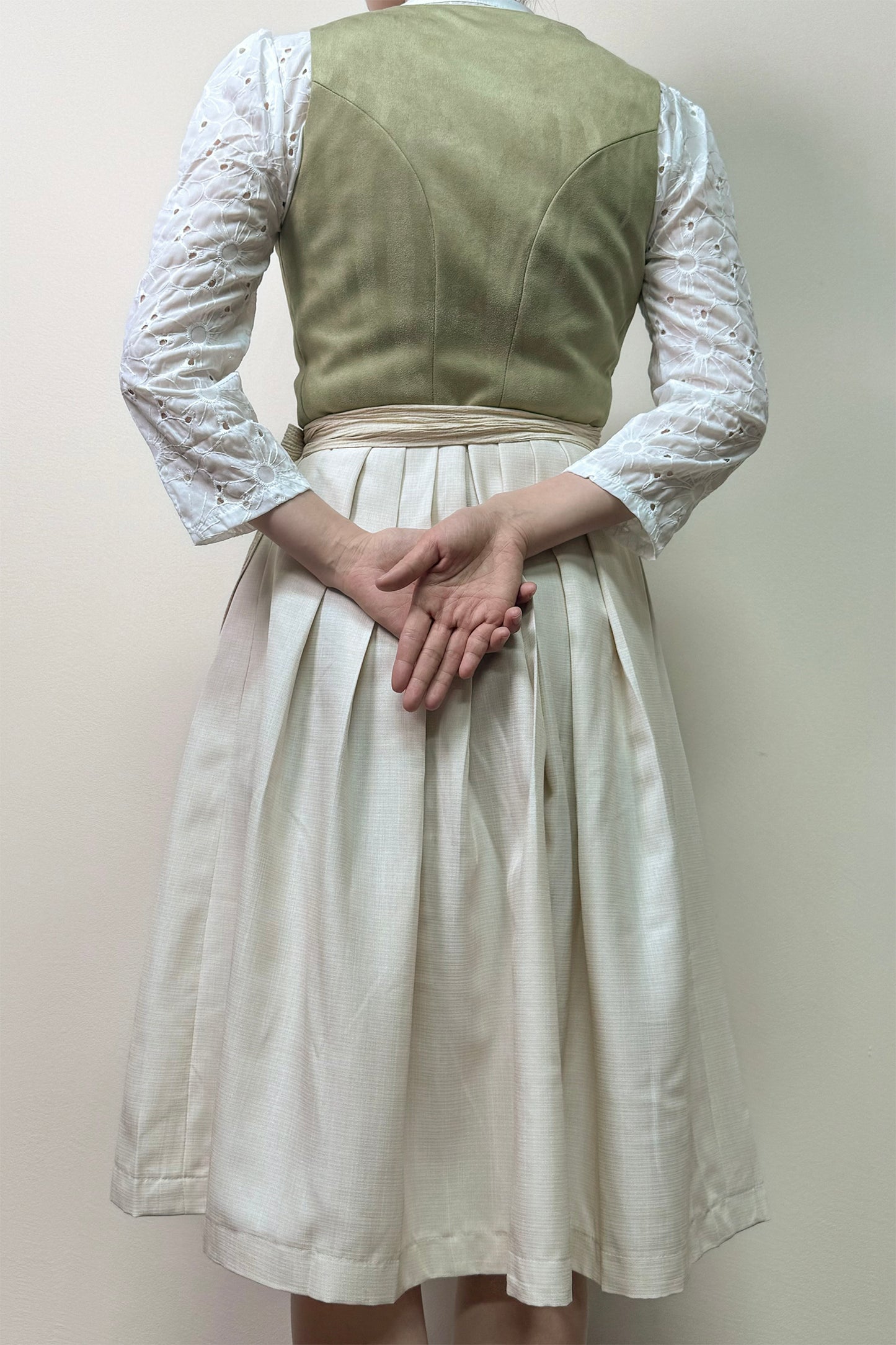 Salbeigrünes Dirndl mit Velours-Mieder