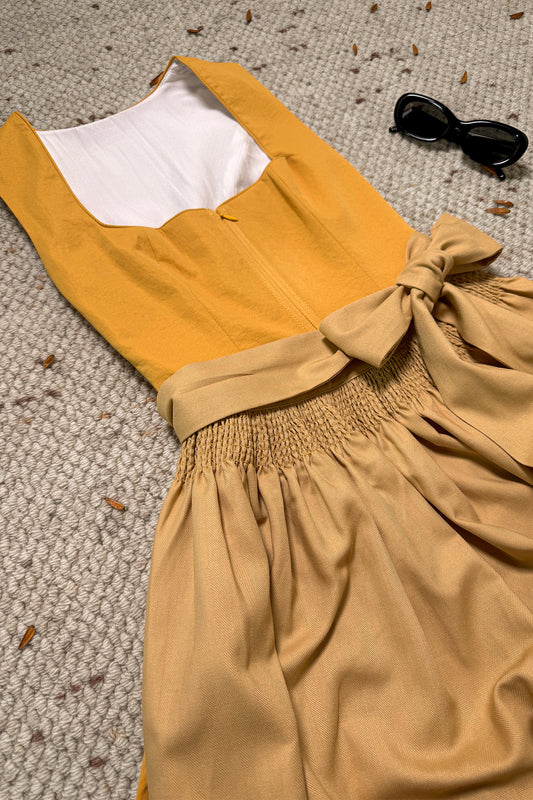 Zitronengelbes Dirndl mit Leinen Schürze