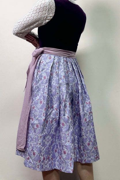 Mauvefarbenes Samt Dirndl mit Blumenmuster Rock