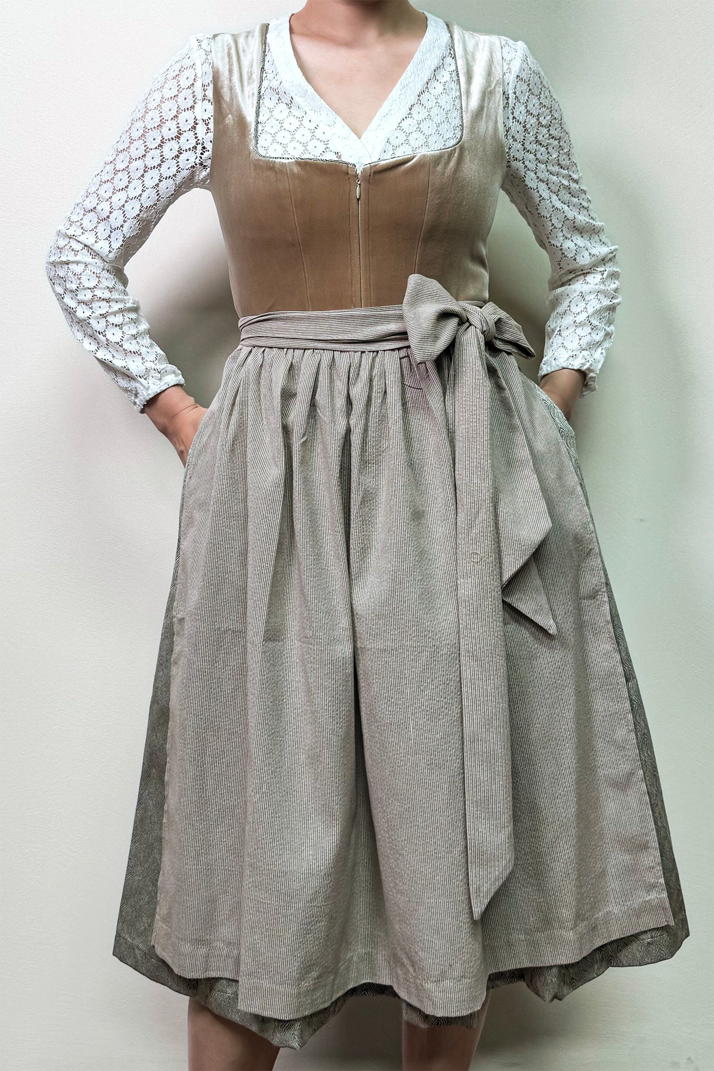Hellbeiges Samt Dirndl mit Gemusterter Rock
