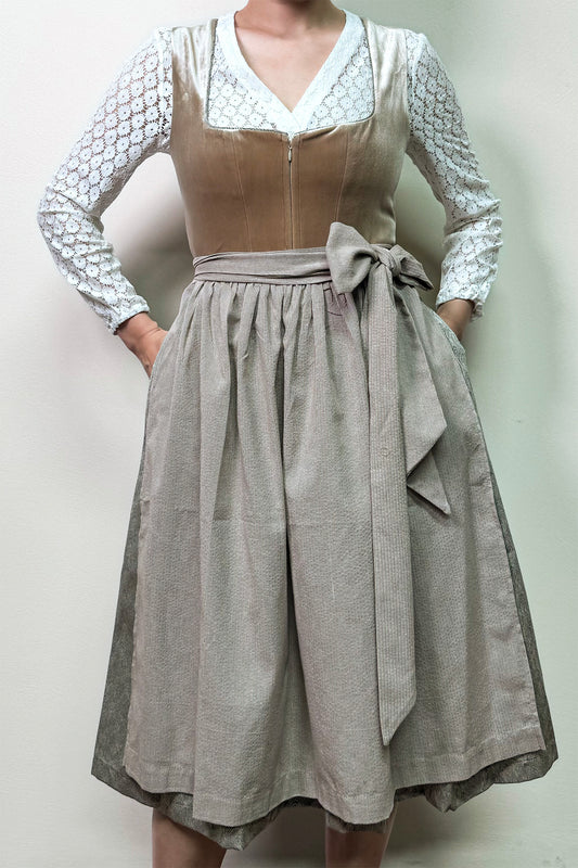 Hellbeiges Samt Dirndl mit Gemusterter Rock