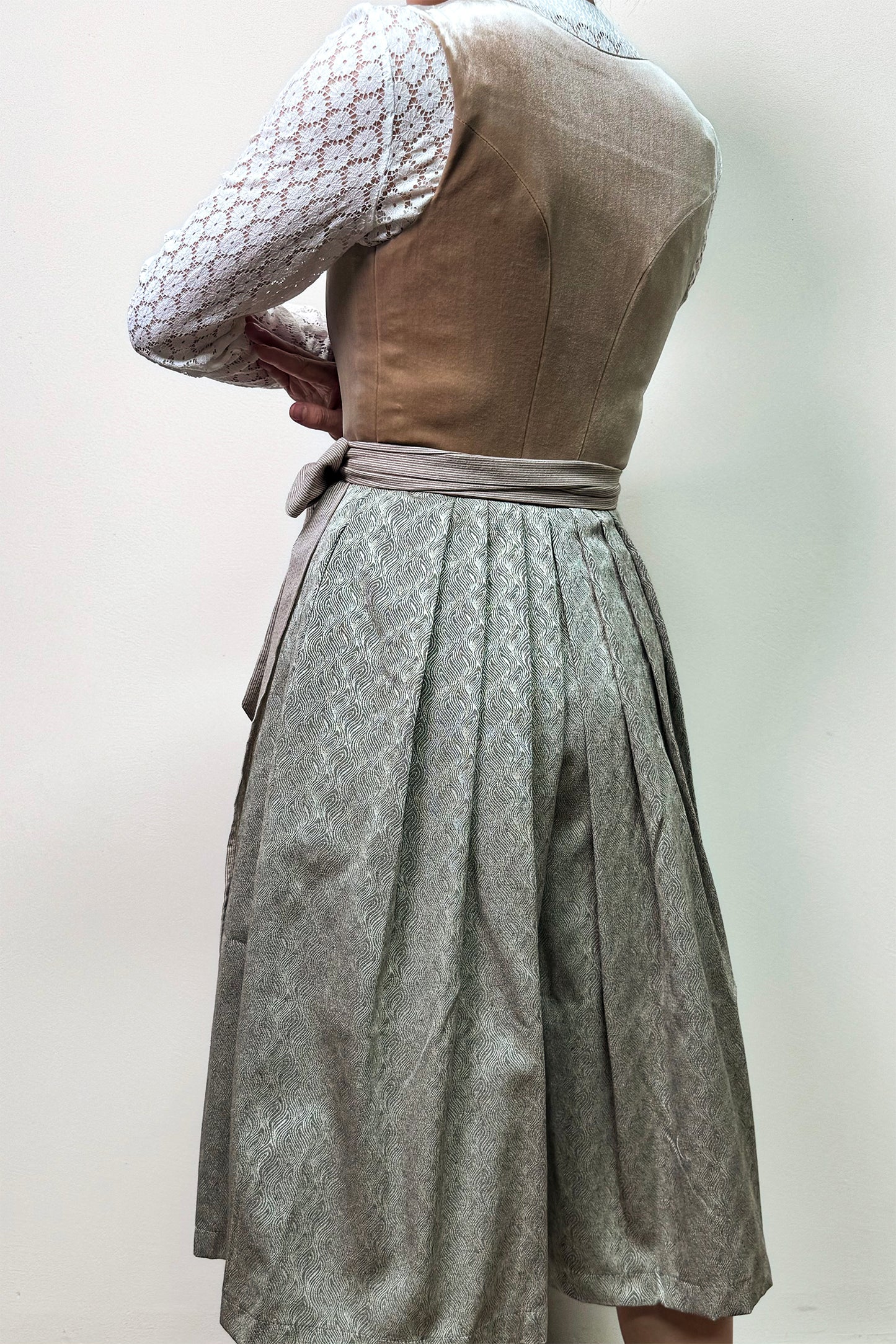 Hellbeiges Samt Dirndl mit Gemusterter Rock