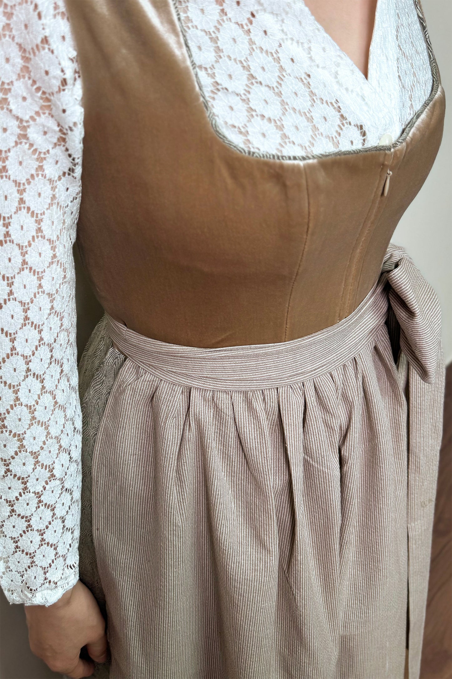 Hellbeiges Samt Dirndl mit Gemusterter Rock