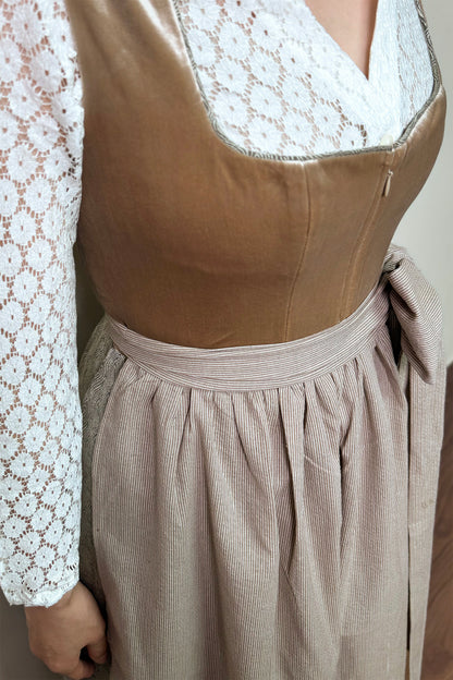 Hellbeiges Samt Dirndl mit Gemusterter Rock
