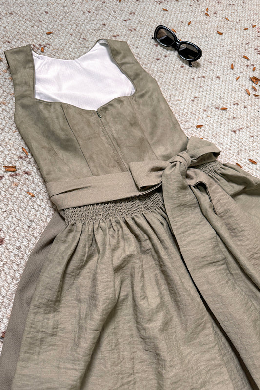 Moosgrünes Dirndl mit Velours-Mieder