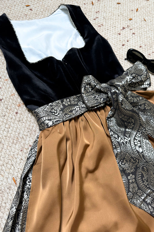 Schwarzes Dirndl mit Gemusterter Rock