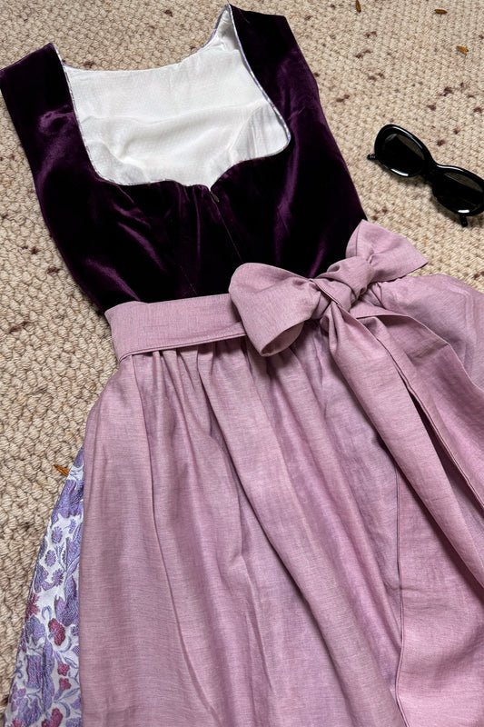 Mauvefarbenes Samt Dirndl mit Blumenmuster Rock
