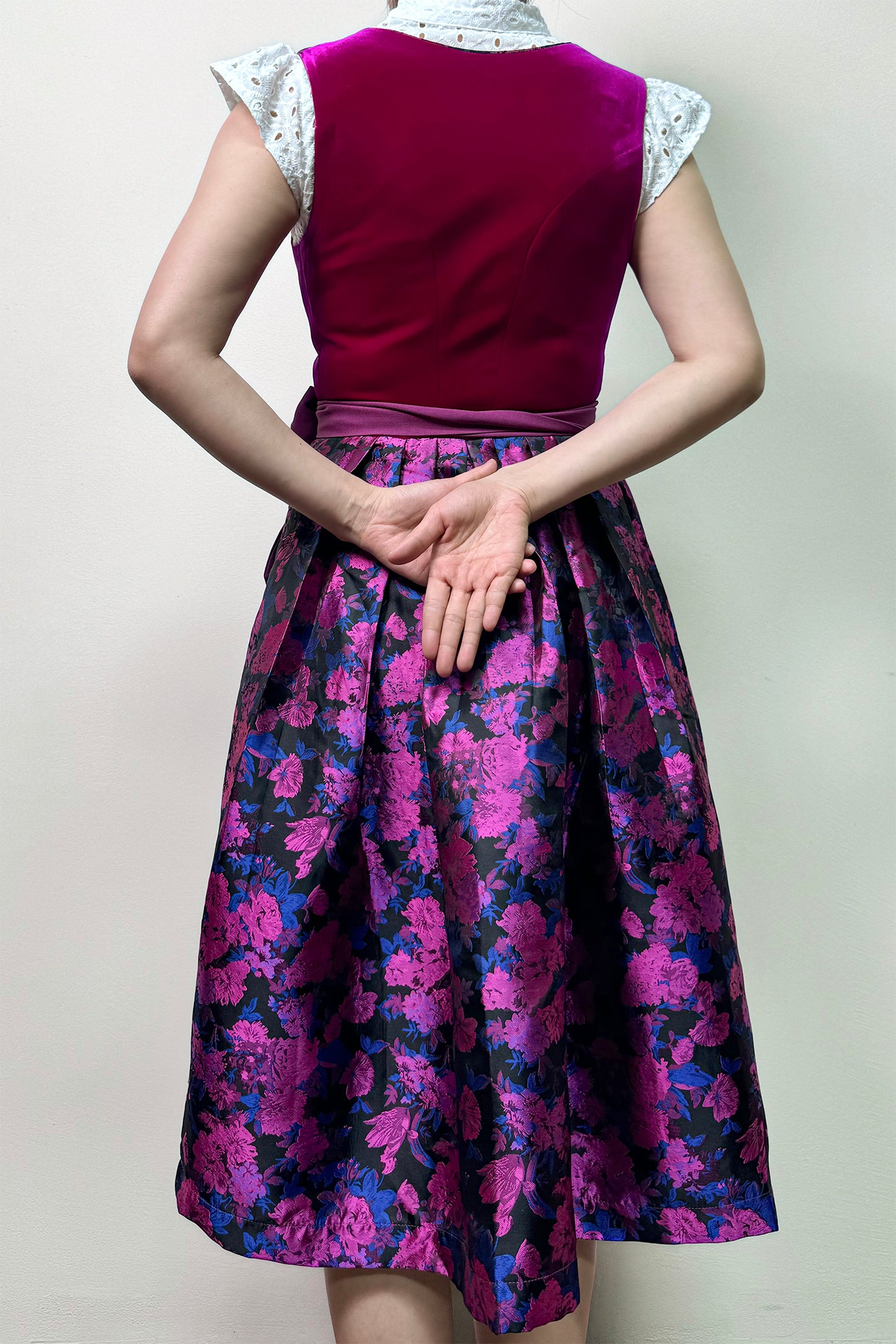Pinkes Samt Dirndl mit Blumenmuster Rock