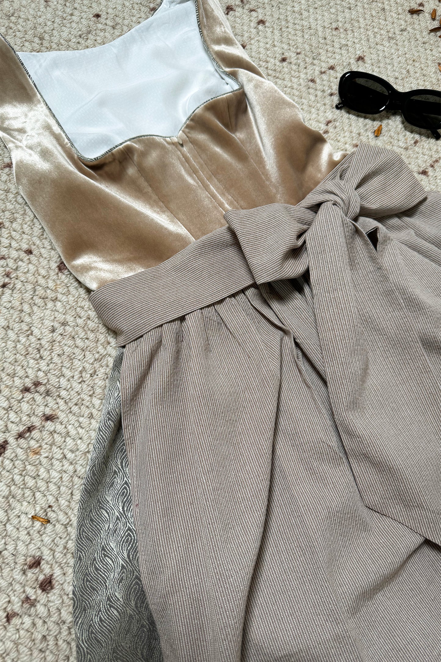 Hellbeiges Samt Dirndl mit Gemusterter Rock