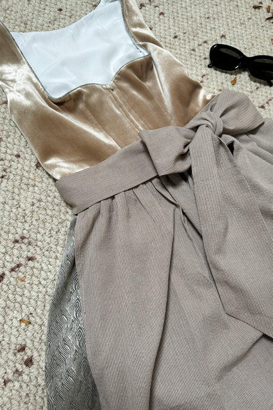 Hellbeiges Samt Dirndl mit Gemusterter Rock