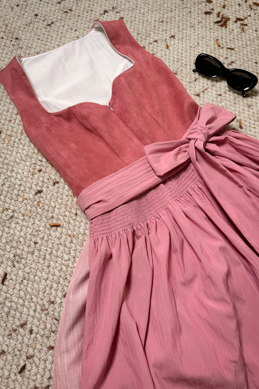 Rosa Farbenes Dirndl mit Velours-Mieder
