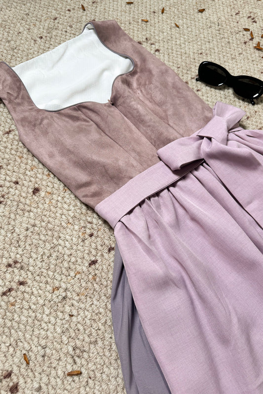 Mauvefarbenes Dirndl mit Velours-Mieder