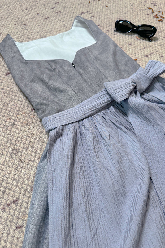 Schiefergraues Dirndl mit Schwarze Linien Mieder