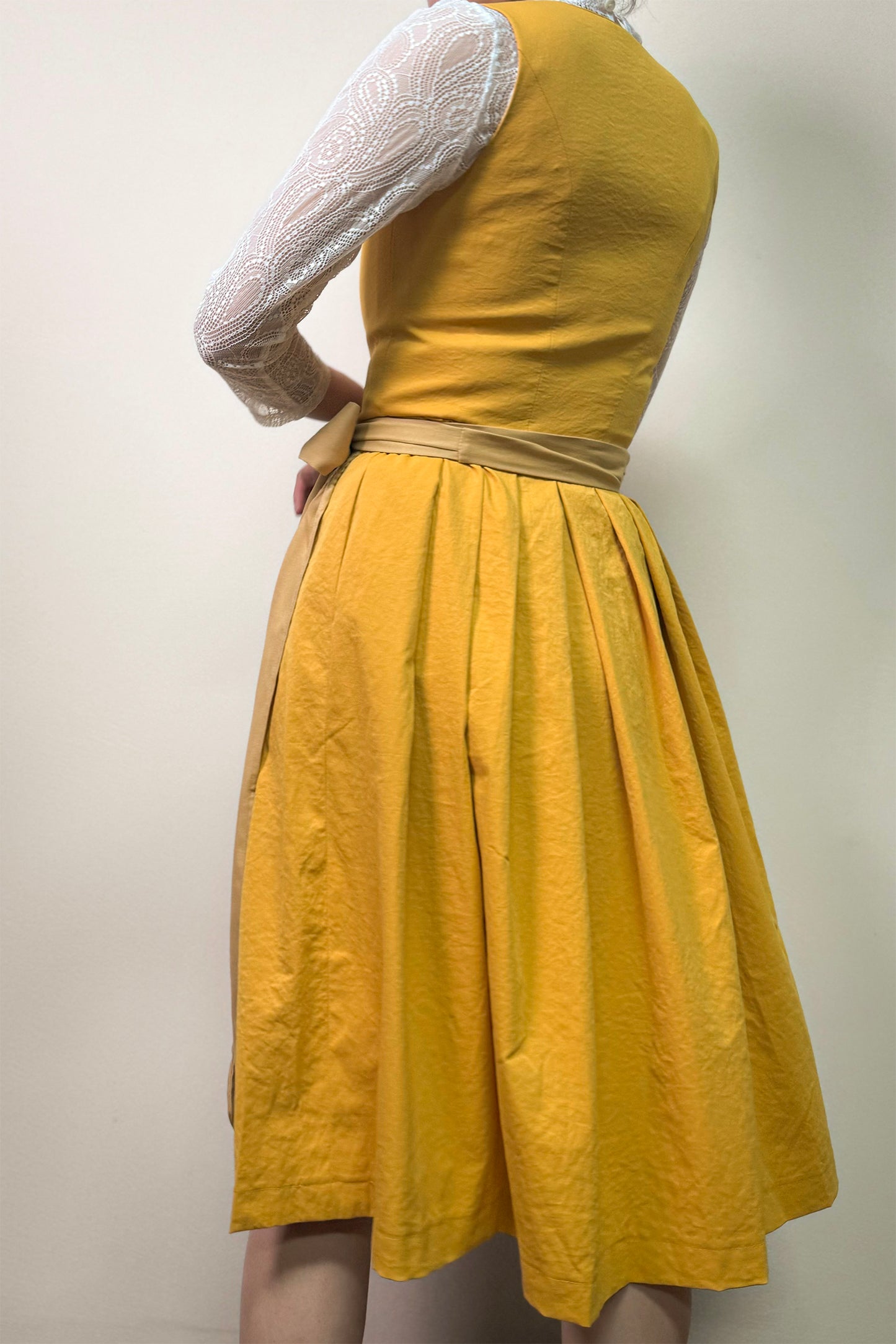 Zitronengelbes Dirndl mit Leinen Schürze